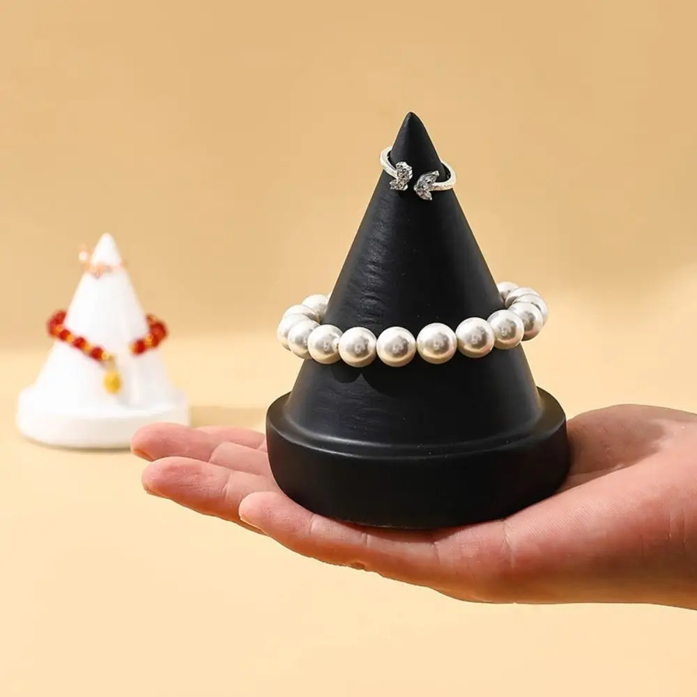 

Креативная подставка для браслета в форме конуса, реквизит для ювелирных изделий, стеллаж для хранения браслетов, смола, современный стиль, держатель для часов, кольцо