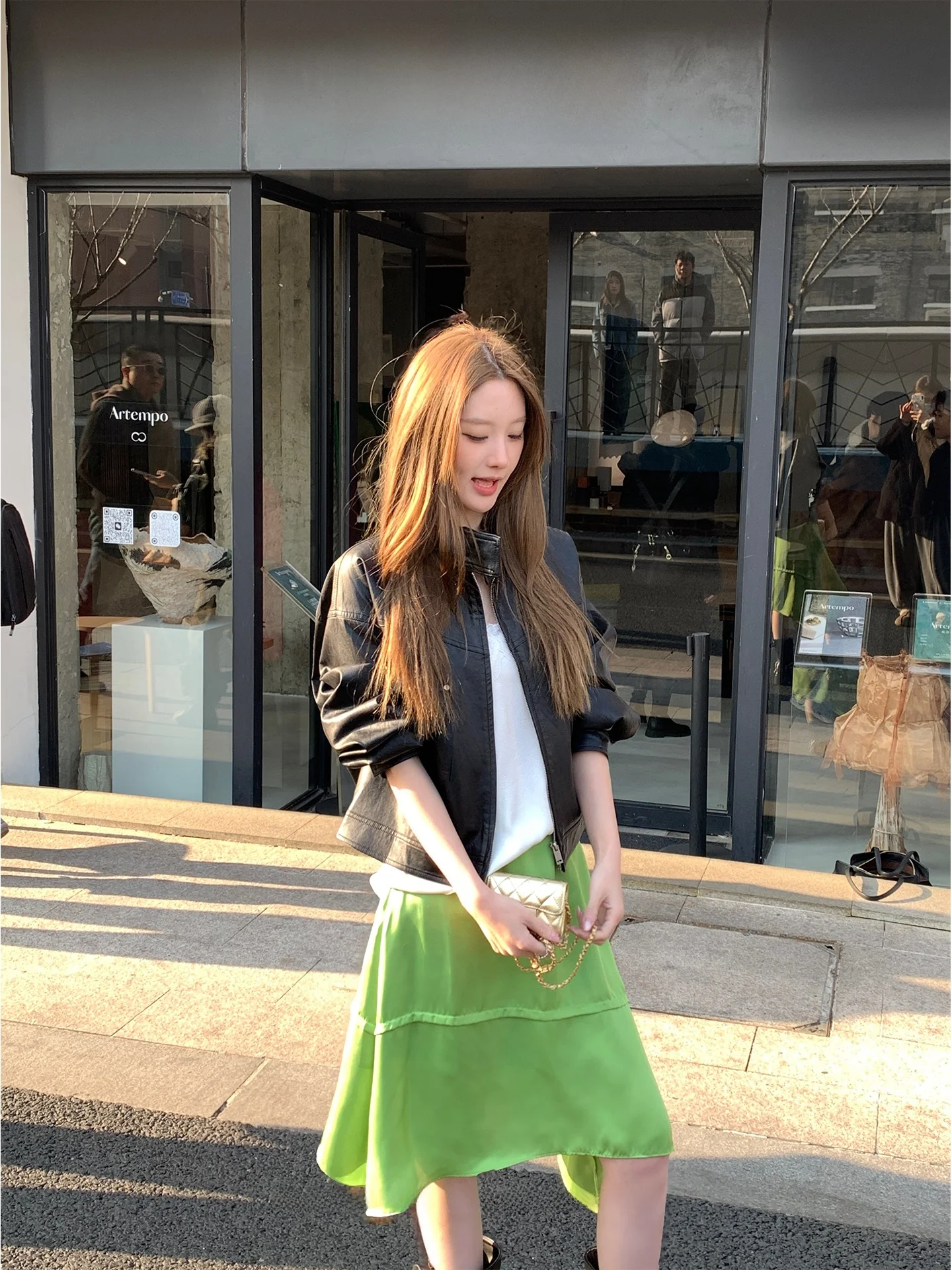 

Новая женская куртка из искусственной кожи в стиле ретро, укороченная, мотоциклетного кроя, на весну-осень, с воротником-стойкой, на пуговицах, повседневная, модная