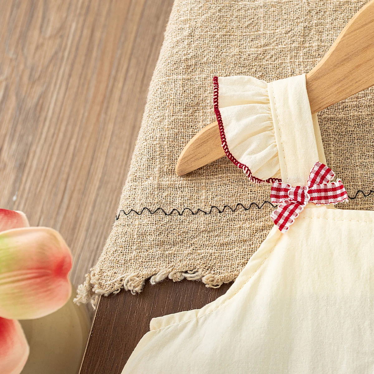 Baby-Mädchen-Kleid Sommer Erdbeer-Karo Baumwoll-Trägerkleid Süße Schleife Strand-Prinzessinnenkleid Baby-Mädchen-Kleidung – Detail 4