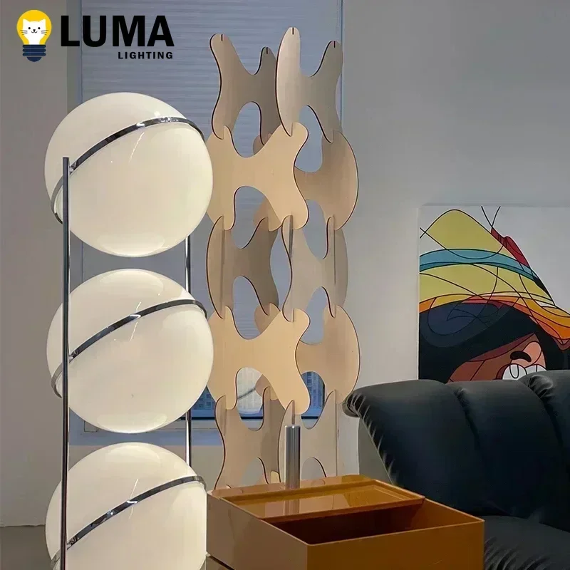 مصباح أرضي من الكروم بتصميم حديث مع غطاء كروي أكريليك أبيض، ضوء LED حديث لغرفة المعيشة وغرفة النوم وديكور السرير