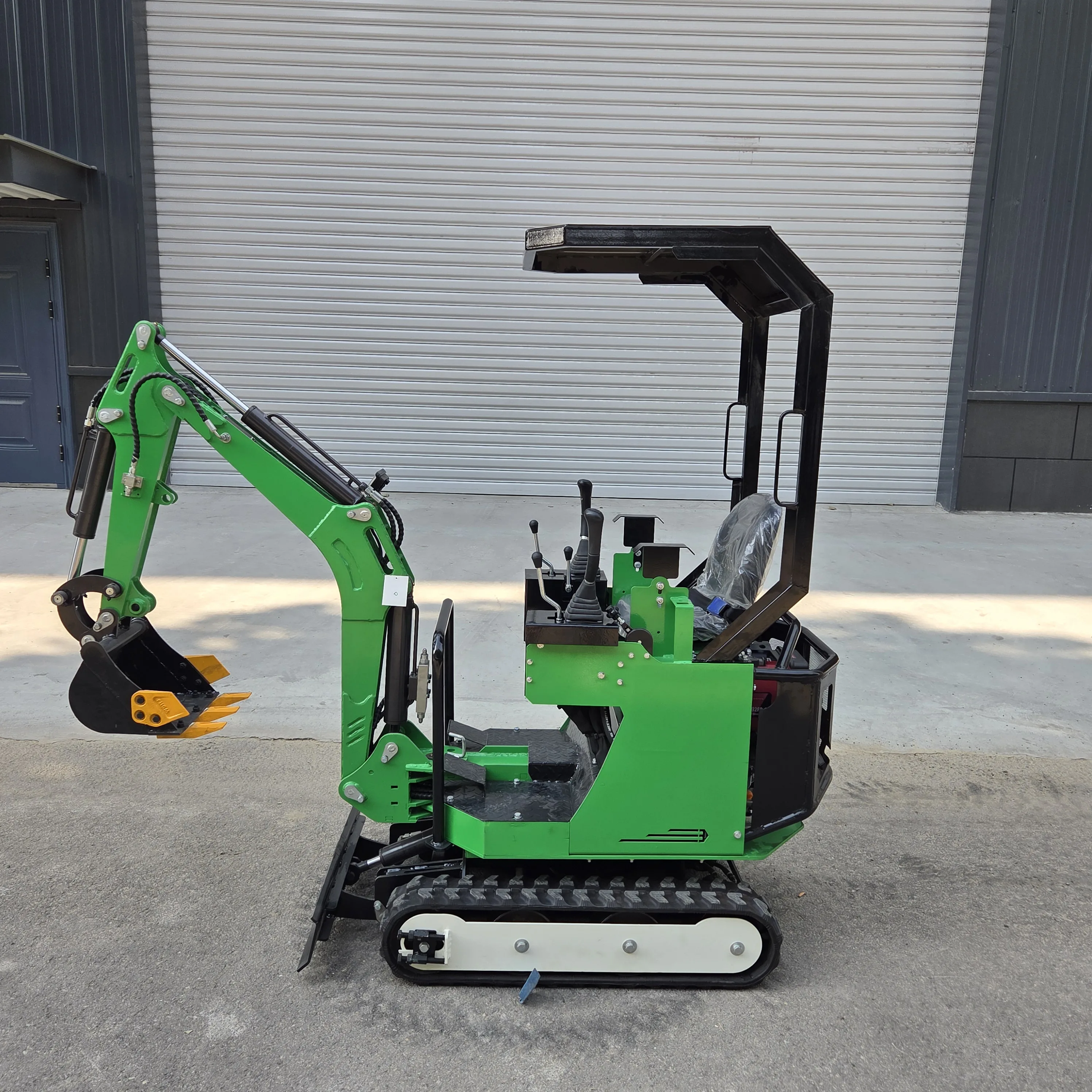Hocheffizienter Bagger: Ausgestattet mit dem KOOP Briggs Stratton-Motor, 19 kPa Arbeitsdruck und starke funktionelle Leistung