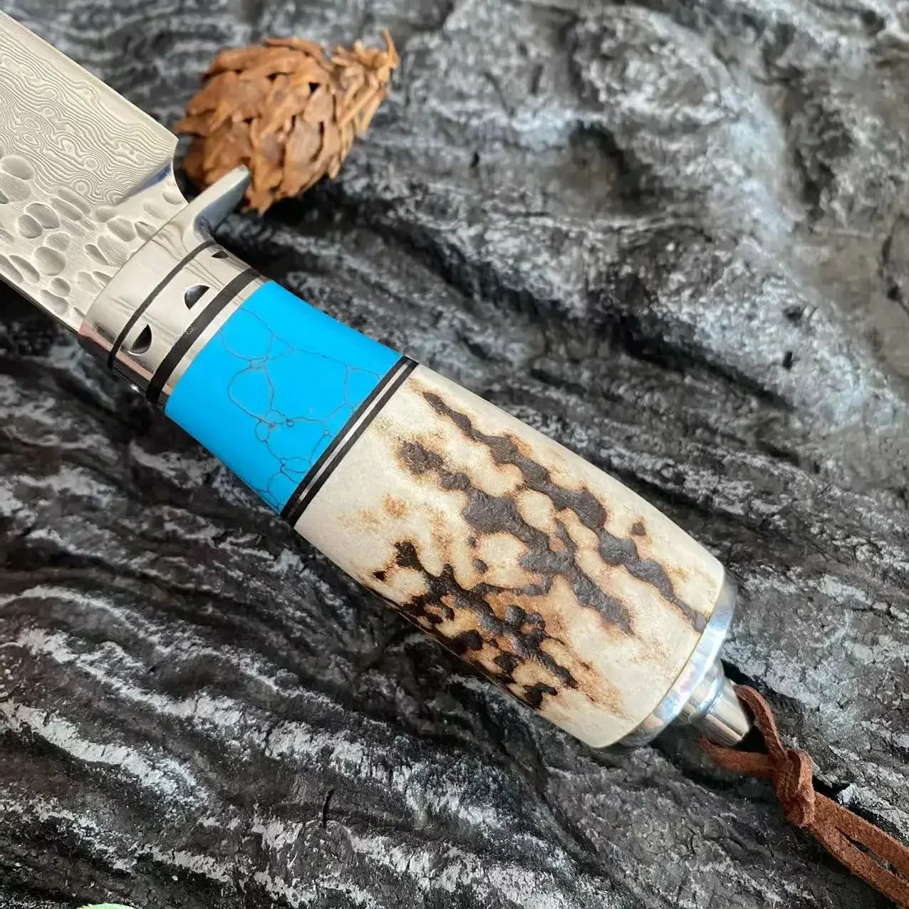 Damascus Steel Blade Handmade Deer Antler Handle Fixed Blade Hunting Knife Outdoor Camping Tactical Knives for Men Gift