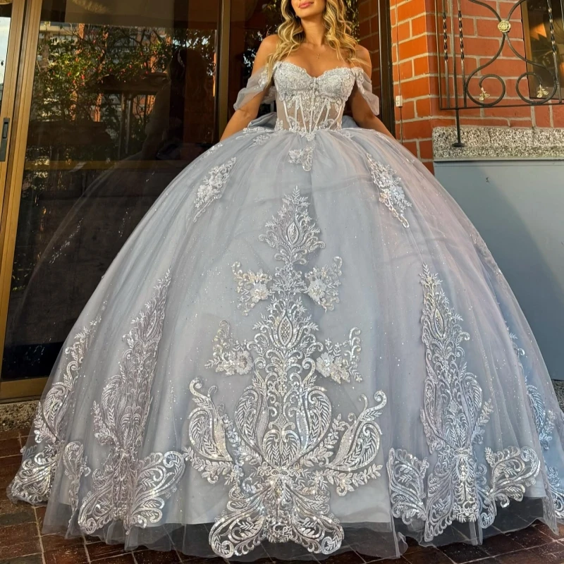 

Светло-серебристые блестящие бальные платья Quinceanera Платья с открытыми плечами Аппликация Кружева с бантом и бусинами Тюлевое платье для вечеринки на день рождения Sweet 16