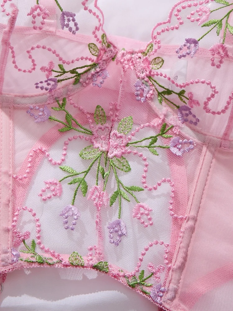 ملابس داخلية نسائية مع حزام رباط وردي تول ملابس داخلية مثيرة رومانسية مطرزة بالزهور طقم سراويل داخلية شفافة من خلال مجموعة الملابس الداخلية