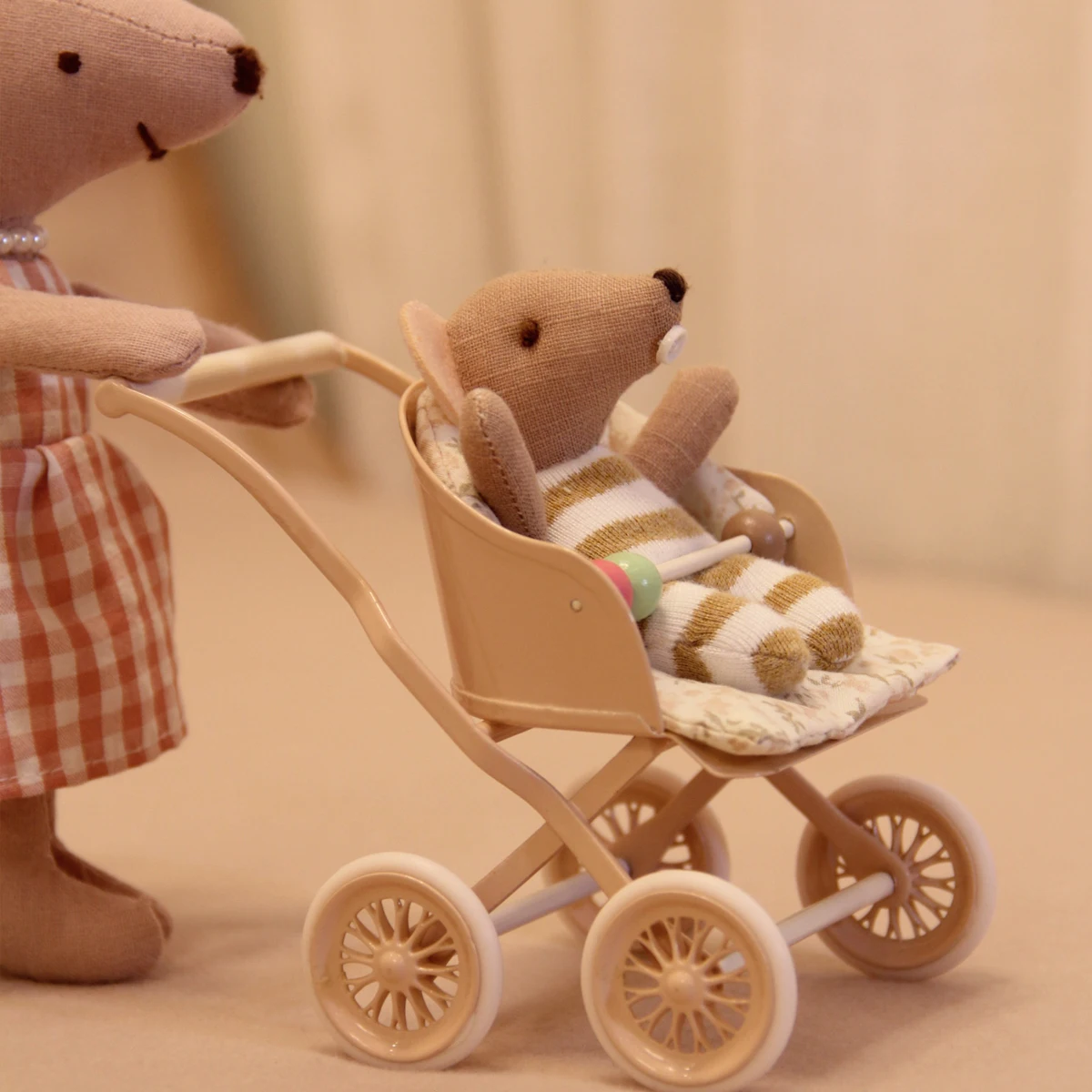 Simulated Furniture Toy 1:12 Iron Art Baby Stroller with Little Mouse Suitable for Bjd Ob11 Dollhouse Furniture Decoration