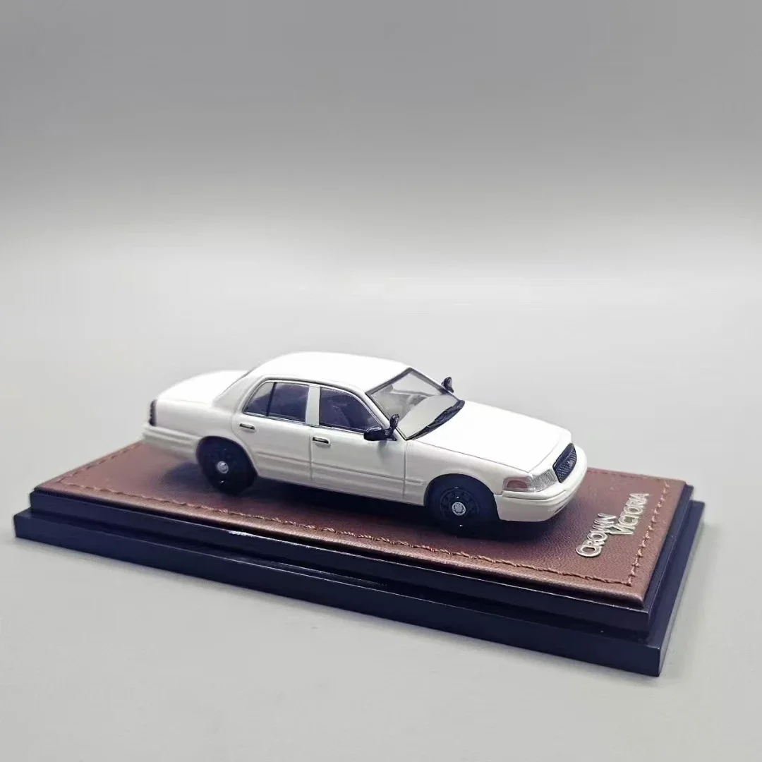 GOC 1:64 Crown Victoria Police White Diecast Diorama Car Model Toys