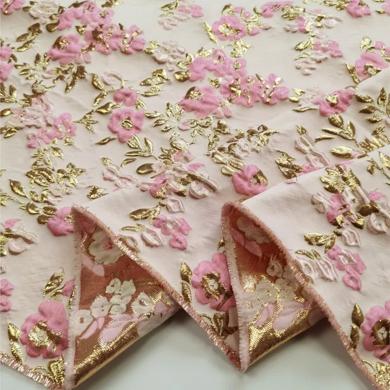 

The fabric of rural-style golden silk jacquard puffy skirt is a embossed three-dimensional fashionable brocade dress