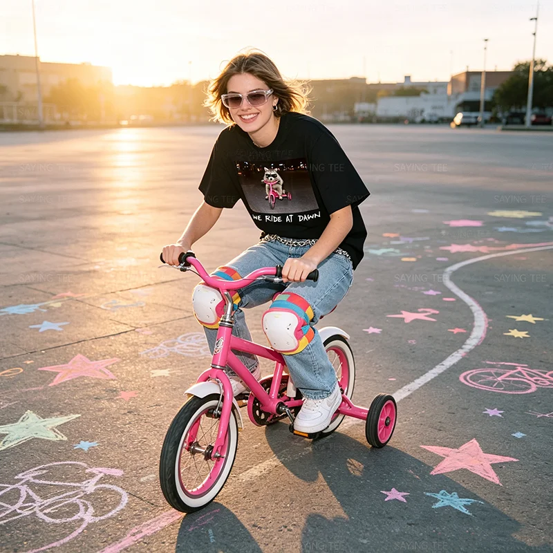 We Ride At Dawn Lustiges Waschbär auf Dreirad reitendes chaotisches Meme-T-Shirt Y2k Humor Tierkunst Niedliches Spruch-T-Shirt Personalisierte Streetwear – Detail 5