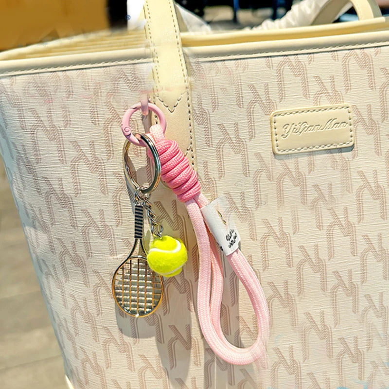 Llavero tejido a mano con colgante de raquetas de tenis creativas, bonito llavero, decoración de bolso para mujer