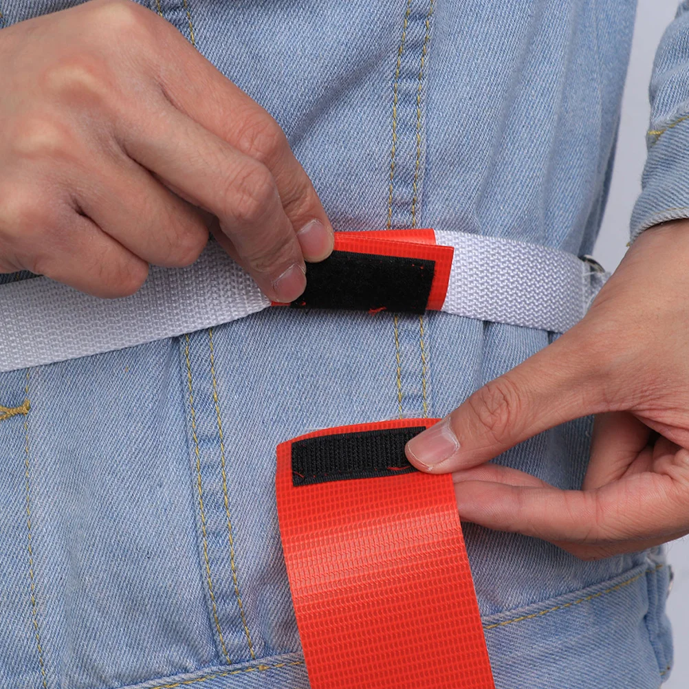 Рисунок 4 - поясные футбольные ремни с красными флагами