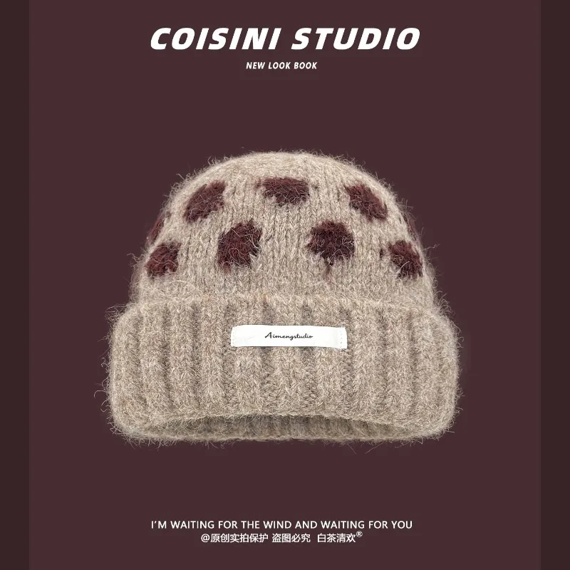 Koreanische Polka-Dot-Strickmütze für Damen, Herbst und Winter, dick und warm, modisch und vielseitig, mit Ohrenschutz, Ski-Beanie-Mütze. – Detail 5