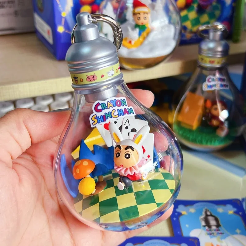 Карандаш Шин-Чан Фэнтези Приключения Миниатюрная сцена Орнамент Лампочка Glow Tide Play Слепая коробка Праздничный подарок Милая игрушка Орнамент