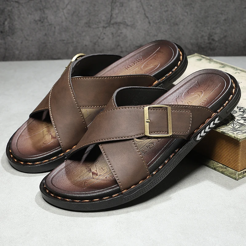

Летние дышащие классические кожаные тапочки, новые мужские сандалии увеличенного размера, легкие уличные тапочки с мягкой подошвой, пляжная обувь.