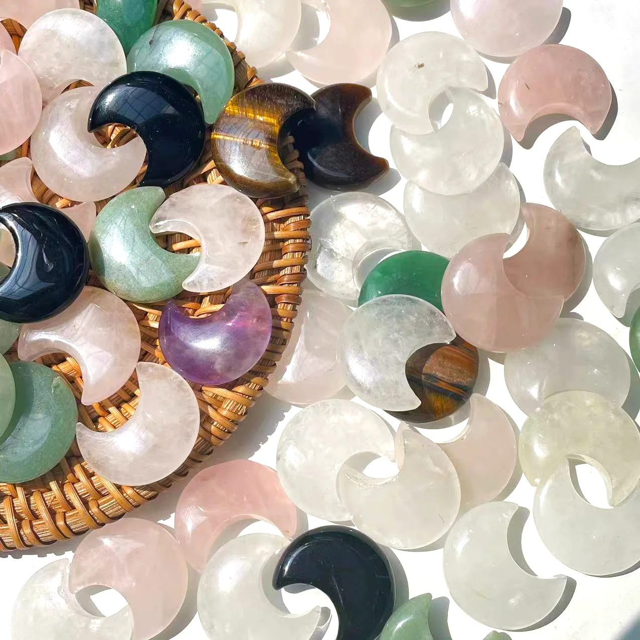 

Hot sale 100/bag Natural Polished Mixed Material Crystal Moon Shaped Healing Stones for Gifts Moon Shape Stone Decoration