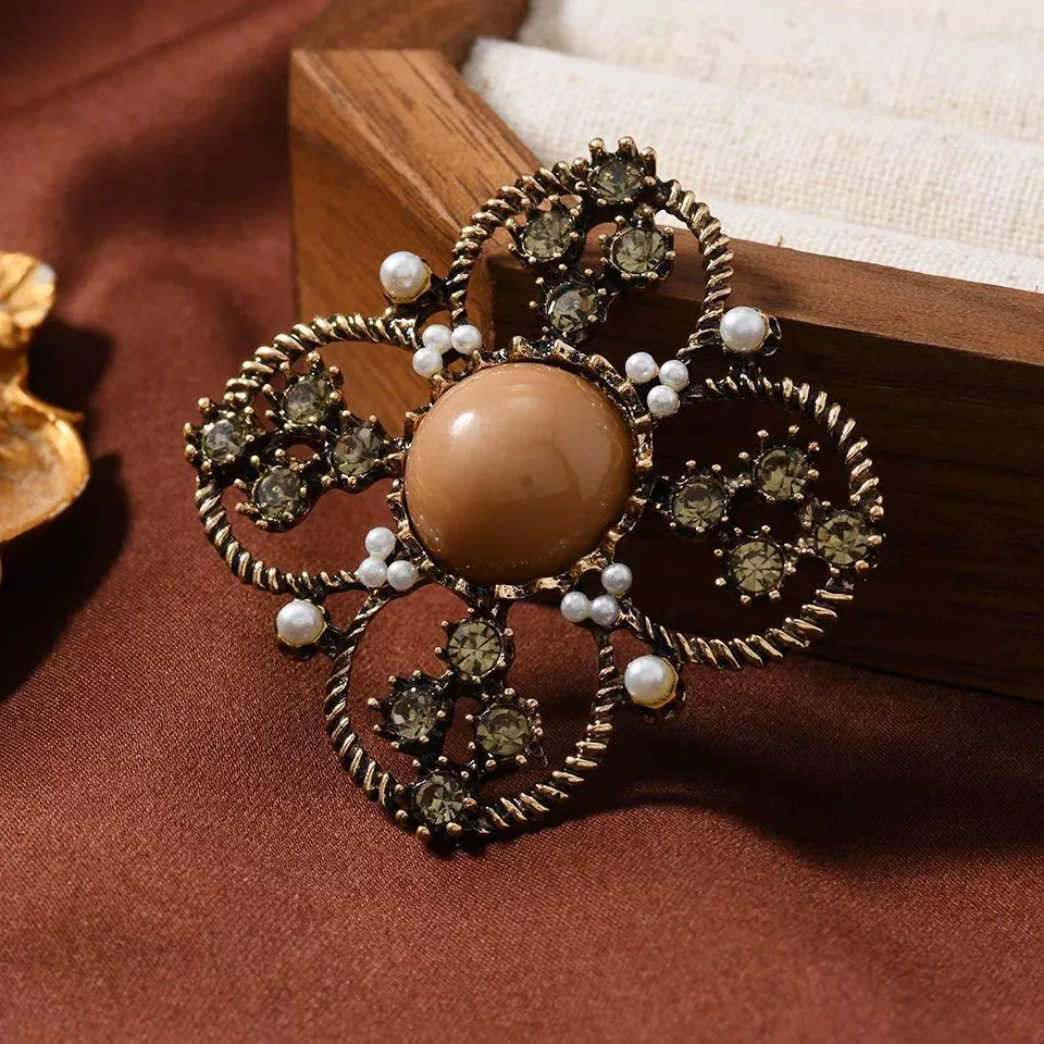 Vintage Antique Gold Hollowed Out Flower Brooch Winter Sweater Suit Atmosphere Pin Coat Collar Decoration Gift Accessories