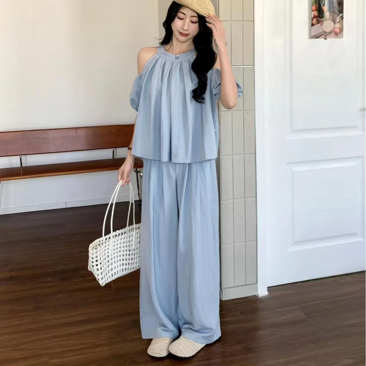 

Женский летний комплект: свободные брюки с высокой талией и широкими штанинами, плиссированная рубашка с рукавами-фонариками, повседневный модный образ