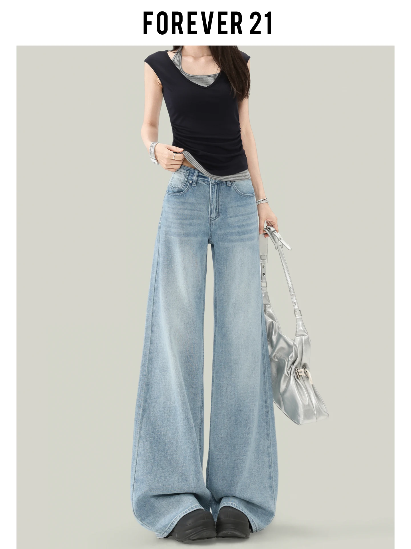Calça Jeans Feminina Forever 21 de Cintura Baixa, Perna Larga e Reta, Comprimento Longo, Jeans Azul Casual com Caimento Fluido