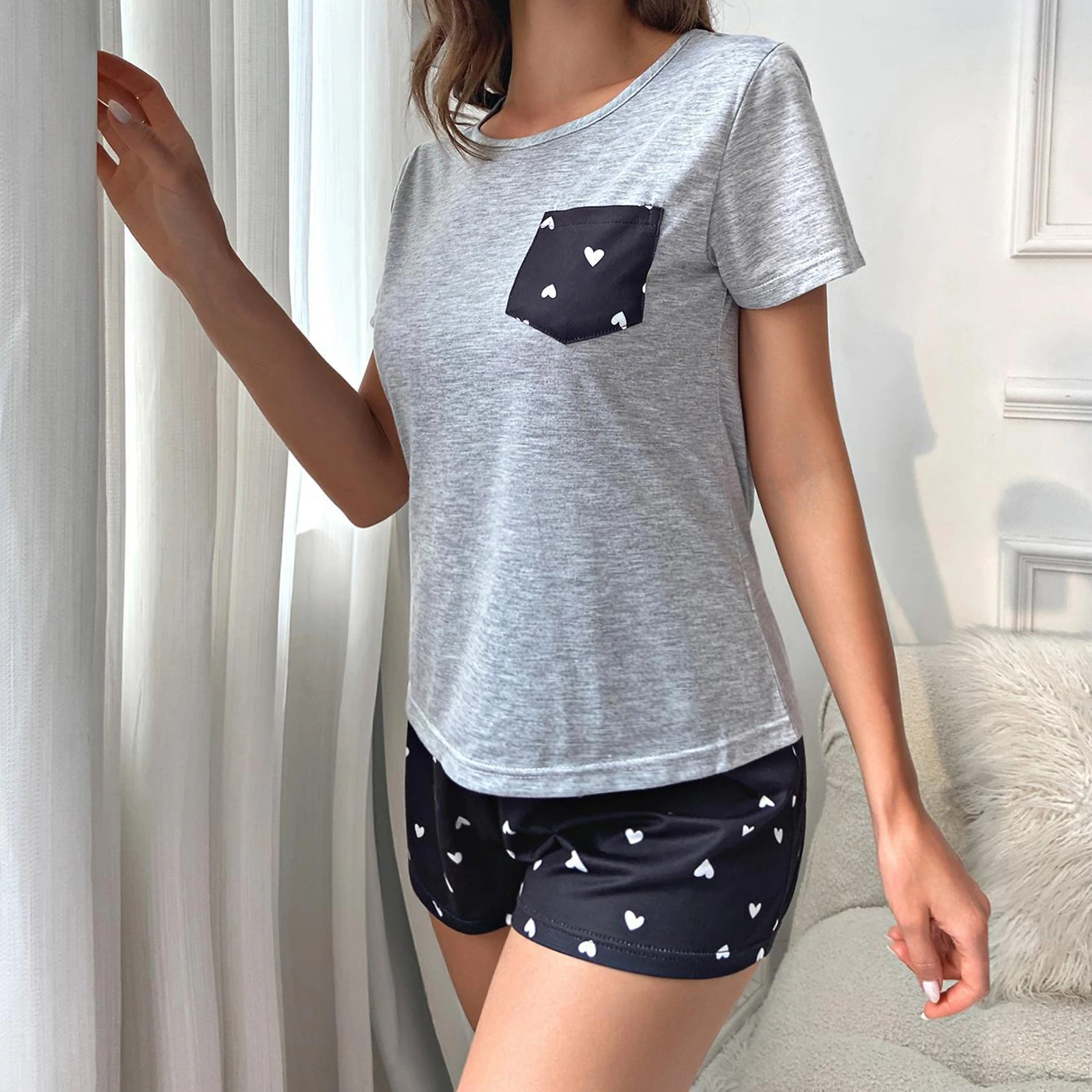 طقم بيجامات نسائي مكون من قطعتين تي شيرت منقوش/قلب مطبوع وشورت برباط مطاطي لملابس النوم الناعمة