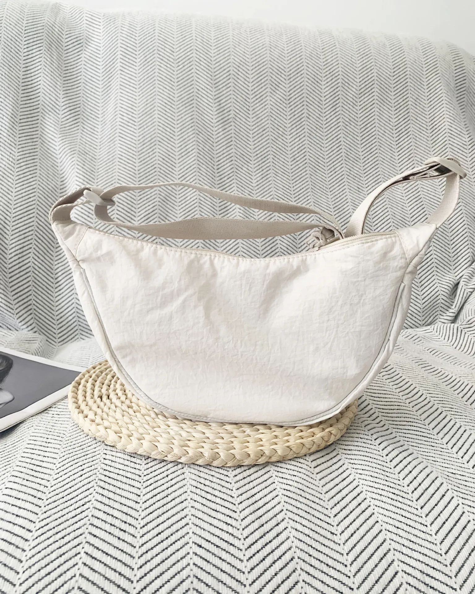 Leichte Nylon-Halbmond-Umhängetasche mit Verstellbarem Breitem Riemen, Schultertasche für Frauen, Tägliche Einkaufs- und Reisehandtasche – Detail 9