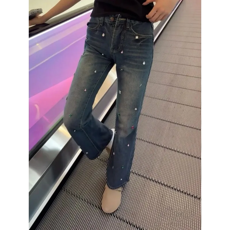 

Женские джинсы-клеш с цветными стразами в стиле ретро, средней посадки, осенние, облегающие, универсальные, с эффектом «подковы»