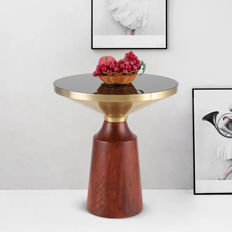 طاولة قهوة من الخشب الصلب، غرفة معيشة بسيطة وحديثة، شقة صغيرة، طاولة قهوة مستديرة