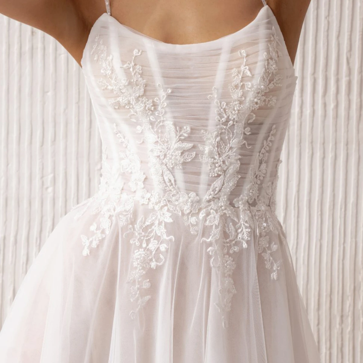 Romantyczne suknie ślubne z tiulu i koronki z trenem, długie suknie balowe dla kobiet, bufiaste suknie ślubne dla panny młodej.