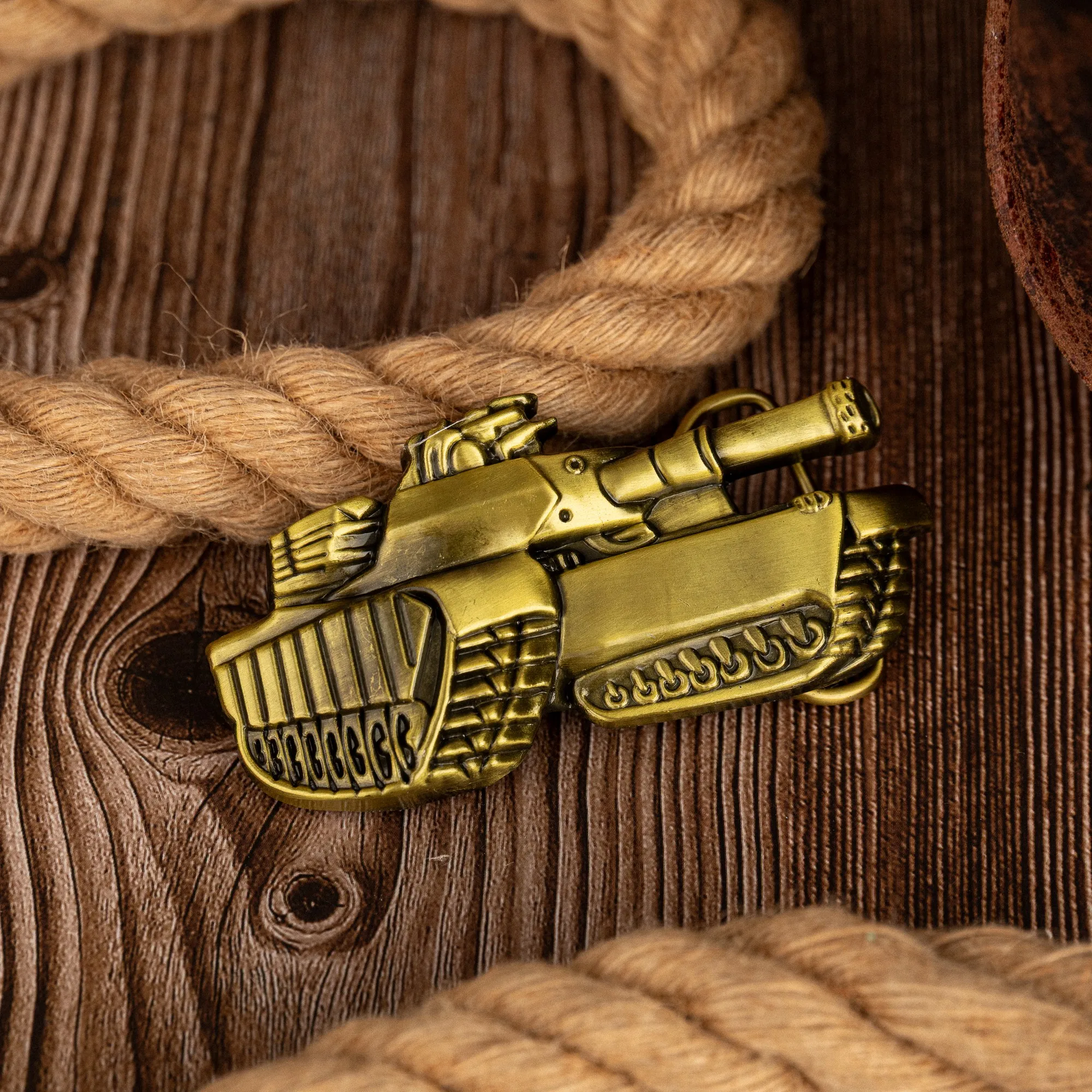 Una hebilla Tucker, una novela hebilla de cinturón de hombre moderna y versátil.