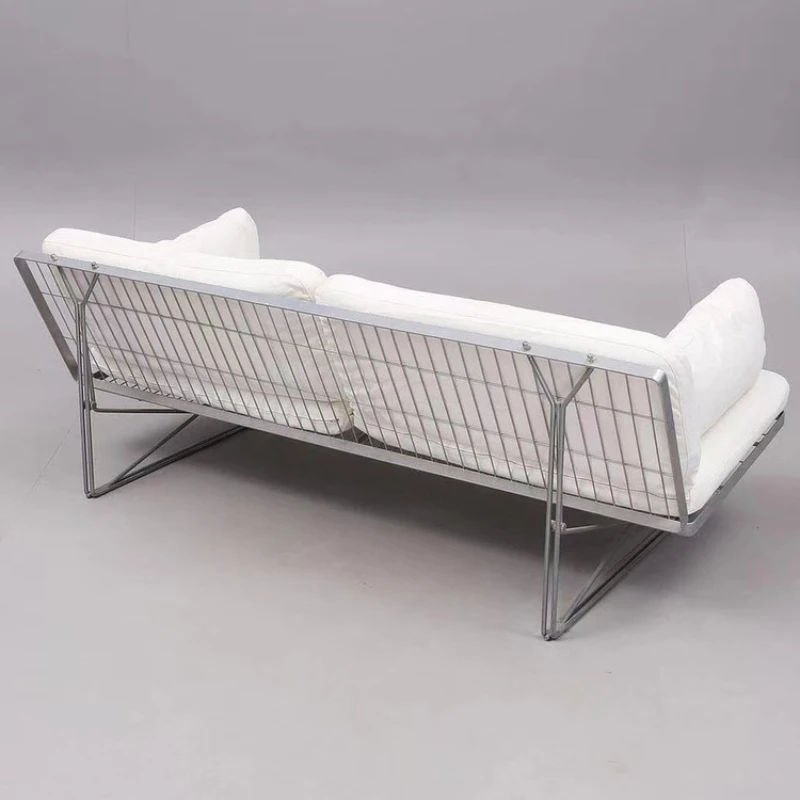 

Скандинавский диван-кресло с прямой стальной рамой, мягкой обивкой и тонкими ножками для гостиной, отеля, клуба.