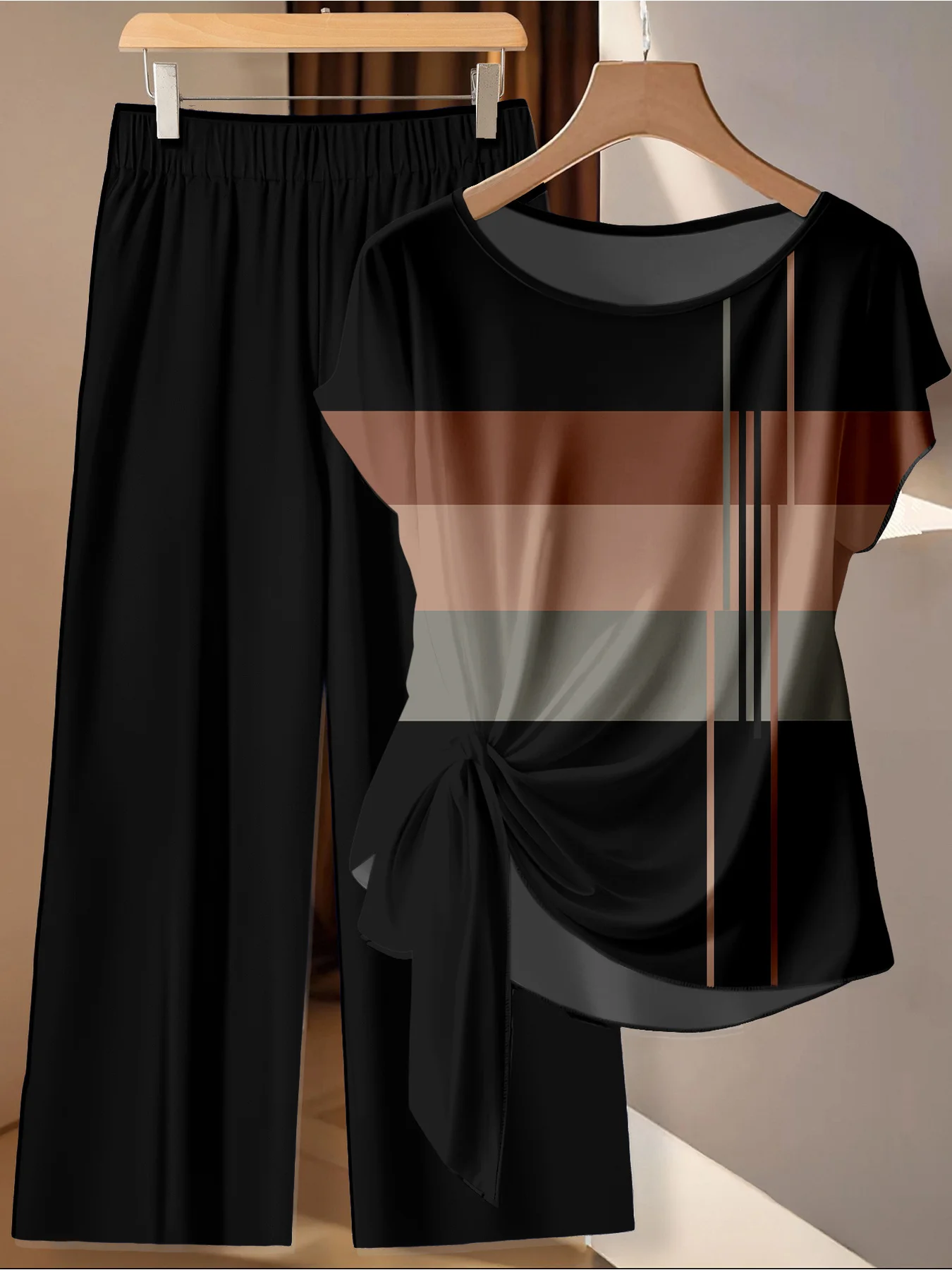 Conjunto casual de verano para mujer, talla grande, para ir al trabajo, conjunto de dos piezas con top a rayas color café y pantalones negros.