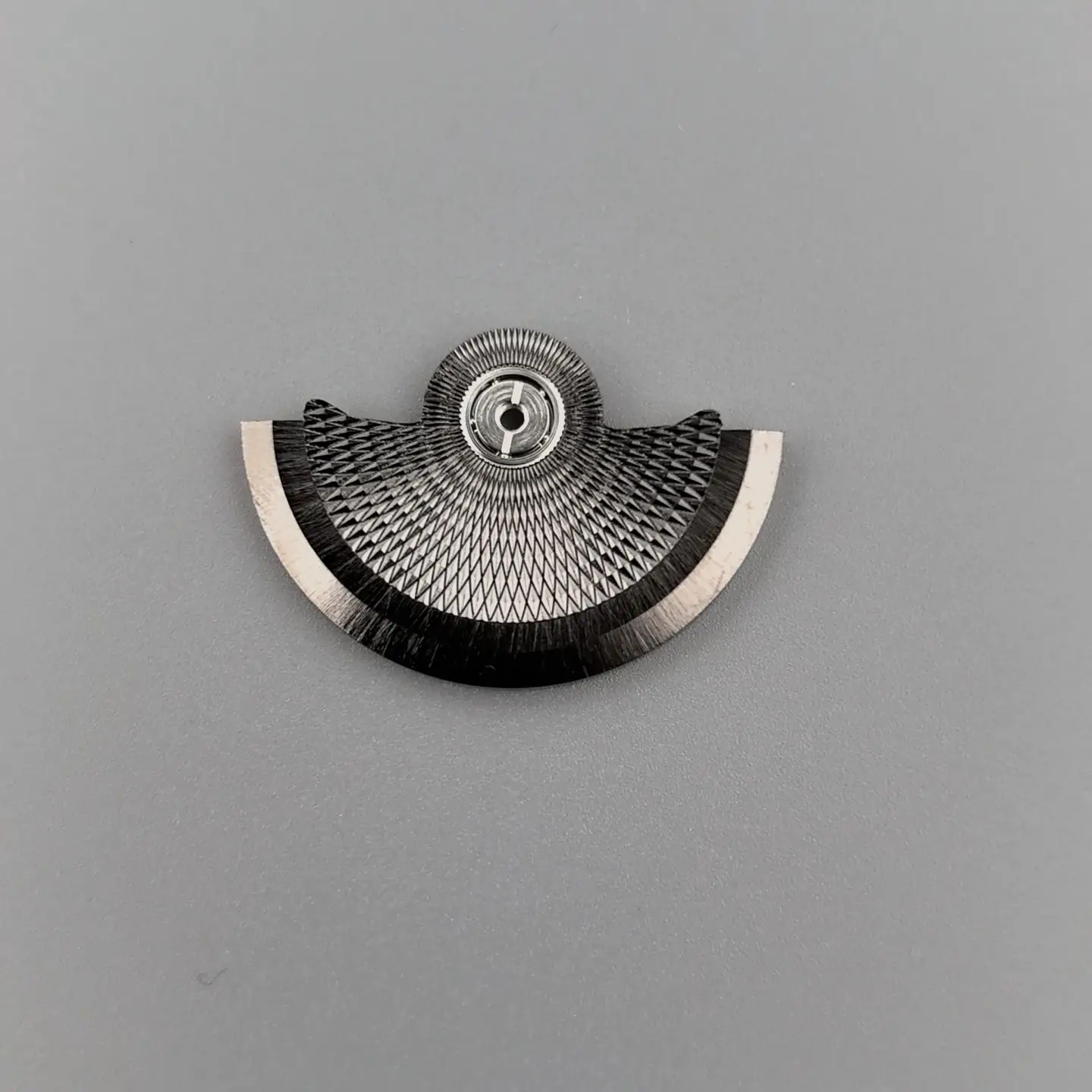 Il rotore automatico con motivo ananas è compatibile con NH35.