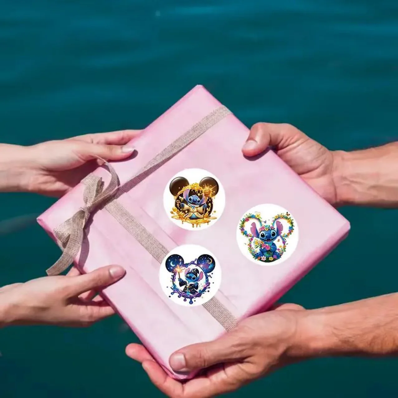 ملصق أطفال على شكل نجمة شهيرة من Miniso، ملصق كرتوني مقاوم للماء للهاتف المحمول، ملصق تزيين لحساب اليد للكمبيوتر المحمول