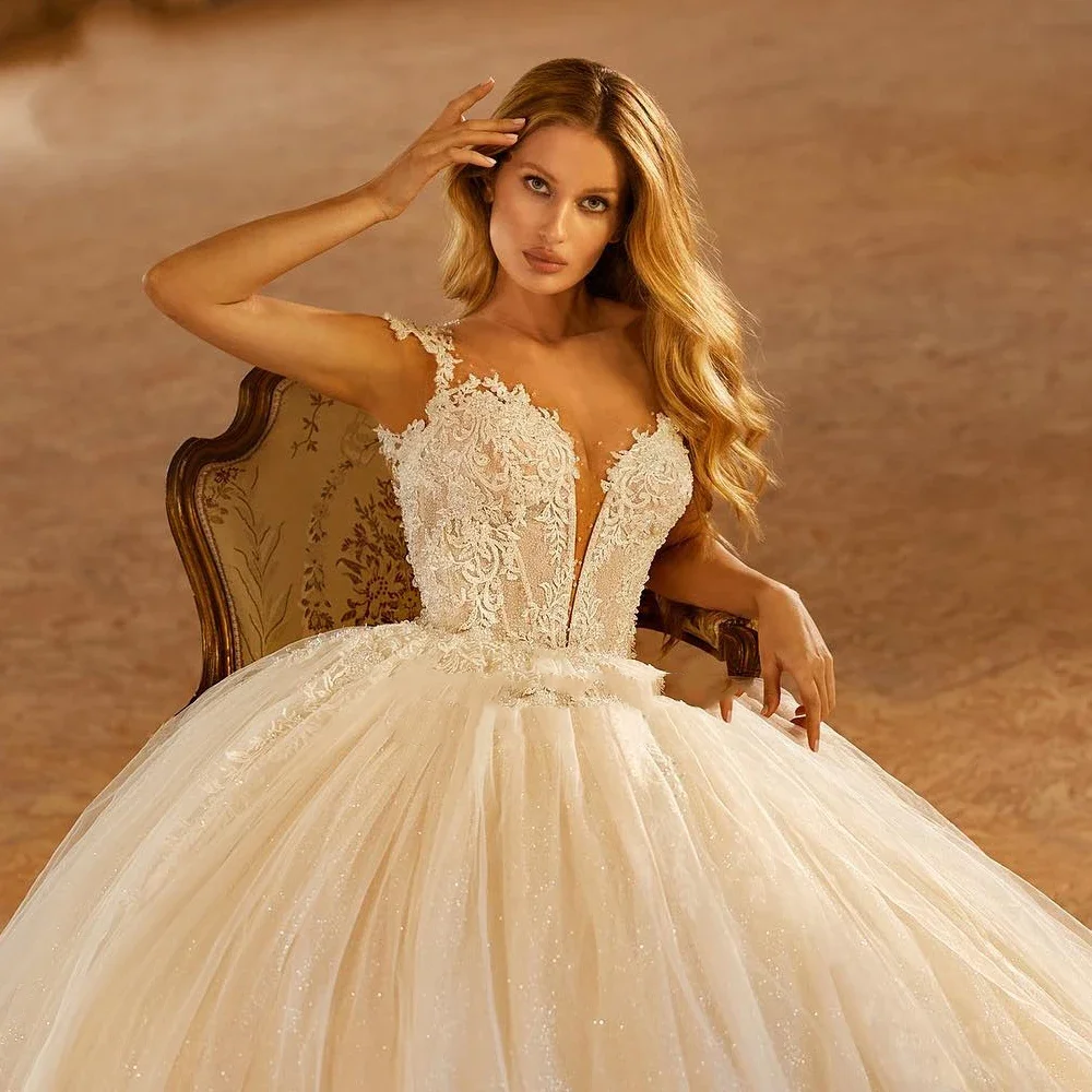 Flavinke Personalizzato Applicazioni lucide Tulle Scollo a V A-Line Abiti da sposa Corte dei treni Senza maniche Perline Cristalli robe de mariage