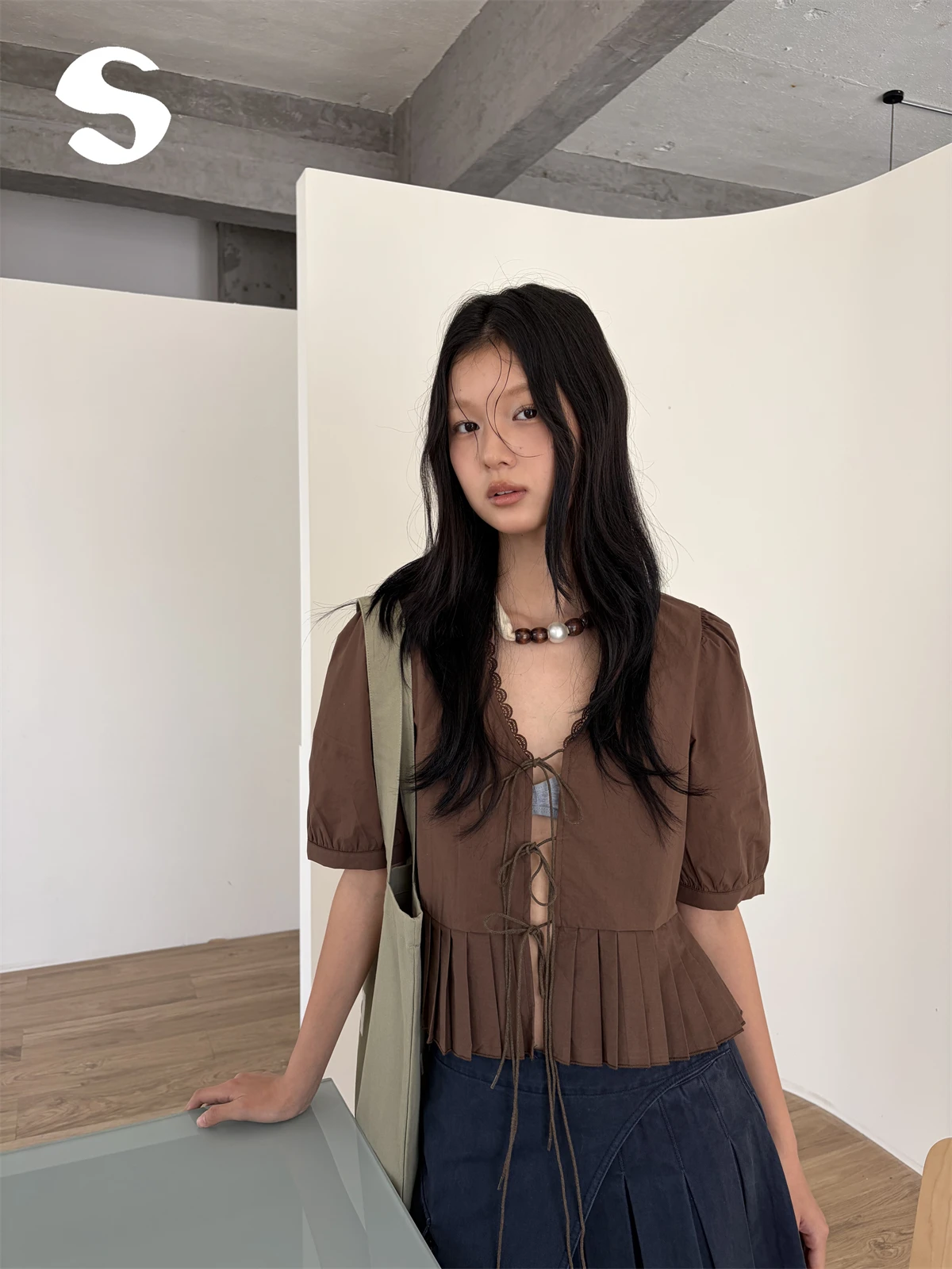 

Gentle Vintage Lace Trim Pleated Patchwork Belted Blouse Women's Shirt Top Breathable Skin-Friendly Short Length V-Neck Design