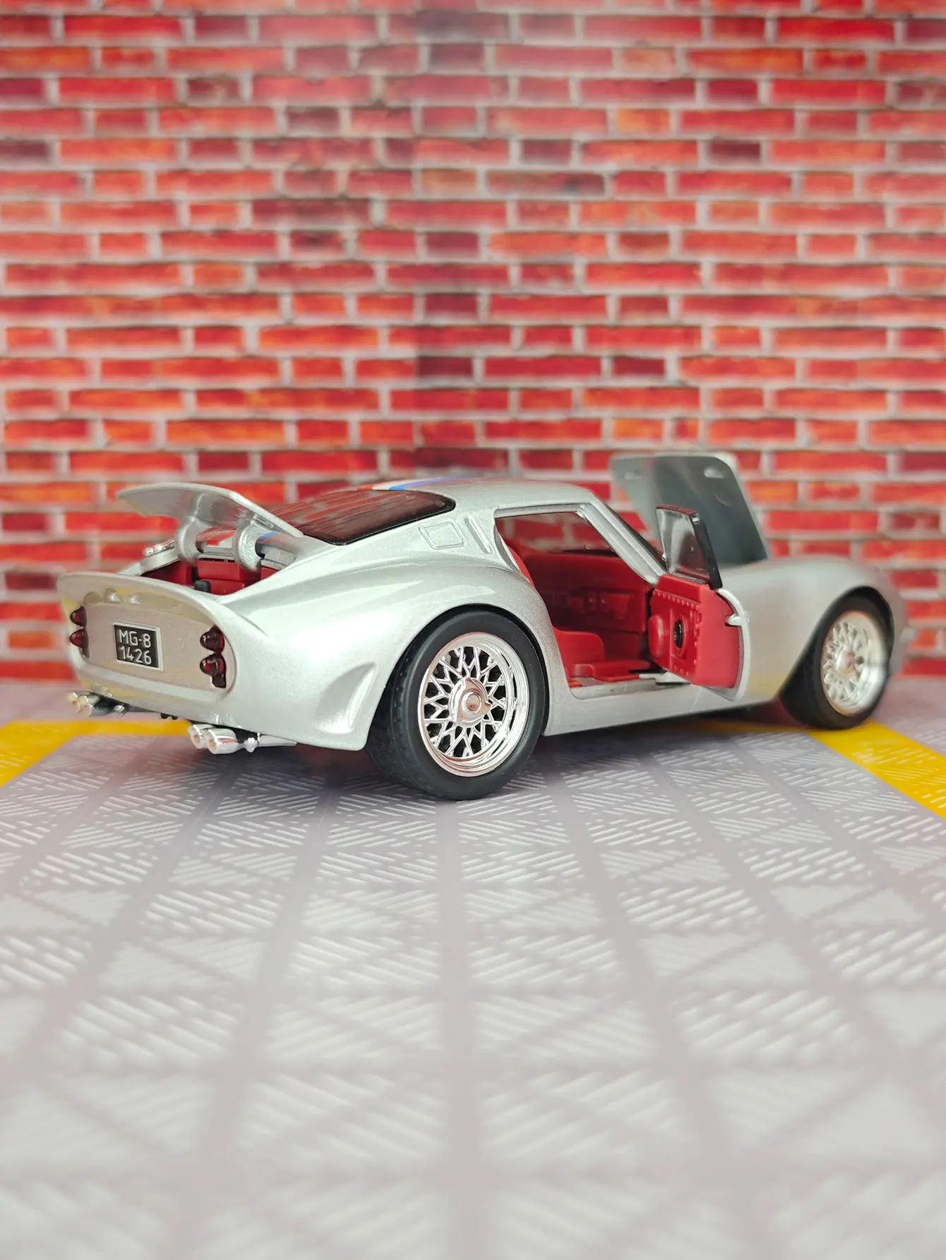 

Модель автомобиля из сплава 1:32 250GTO, двери, передний капот и дверь багажника можно открыть имеет имитирующие функции звука и освещения.