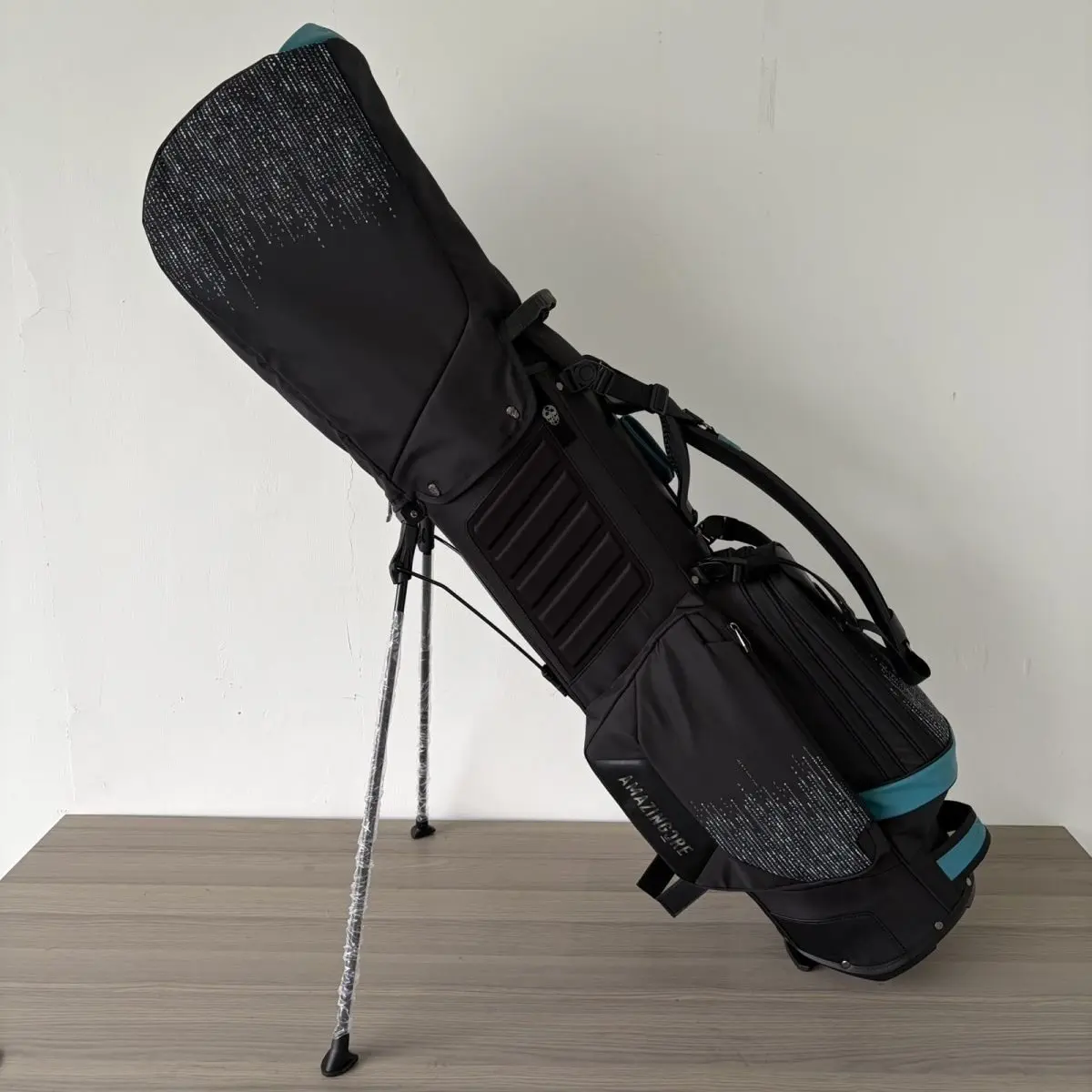 

Universal Stand Golf Bag - Lightweight & Portable Golf Club Bag , Ideal for Men and Women Golfers