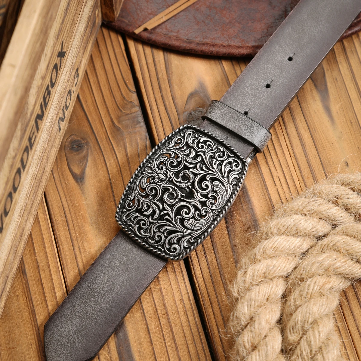 Ein Western-Schnallengürtel aus PU-Leder, geeignet für Männer und Frauen, ein einzigartiger und retro-brauner Gürtel (mit perforierten Nieten) – Detail 8