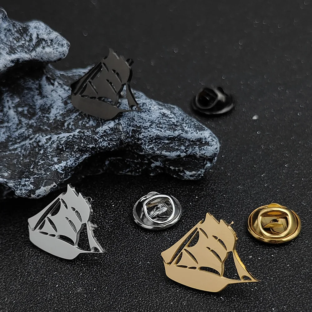 Stainless Steel Sailboat Brooch Vintage 18K Gold Plated Lapel Pin Sailing Ship Shape Good Luck Jewelry Suit Shirt Accessories