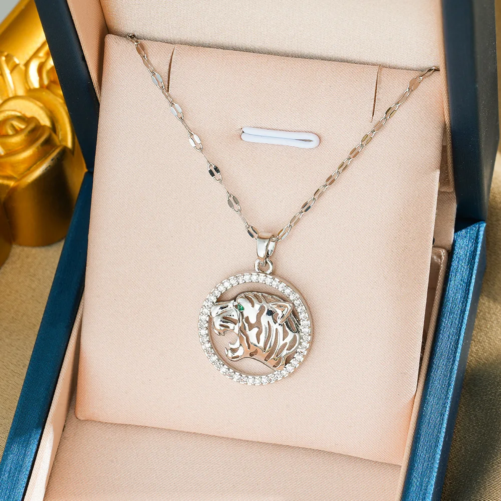 

A retro hip-hop trend. This powerful and niche all-diamond leopard print head necklace is specially designed for women