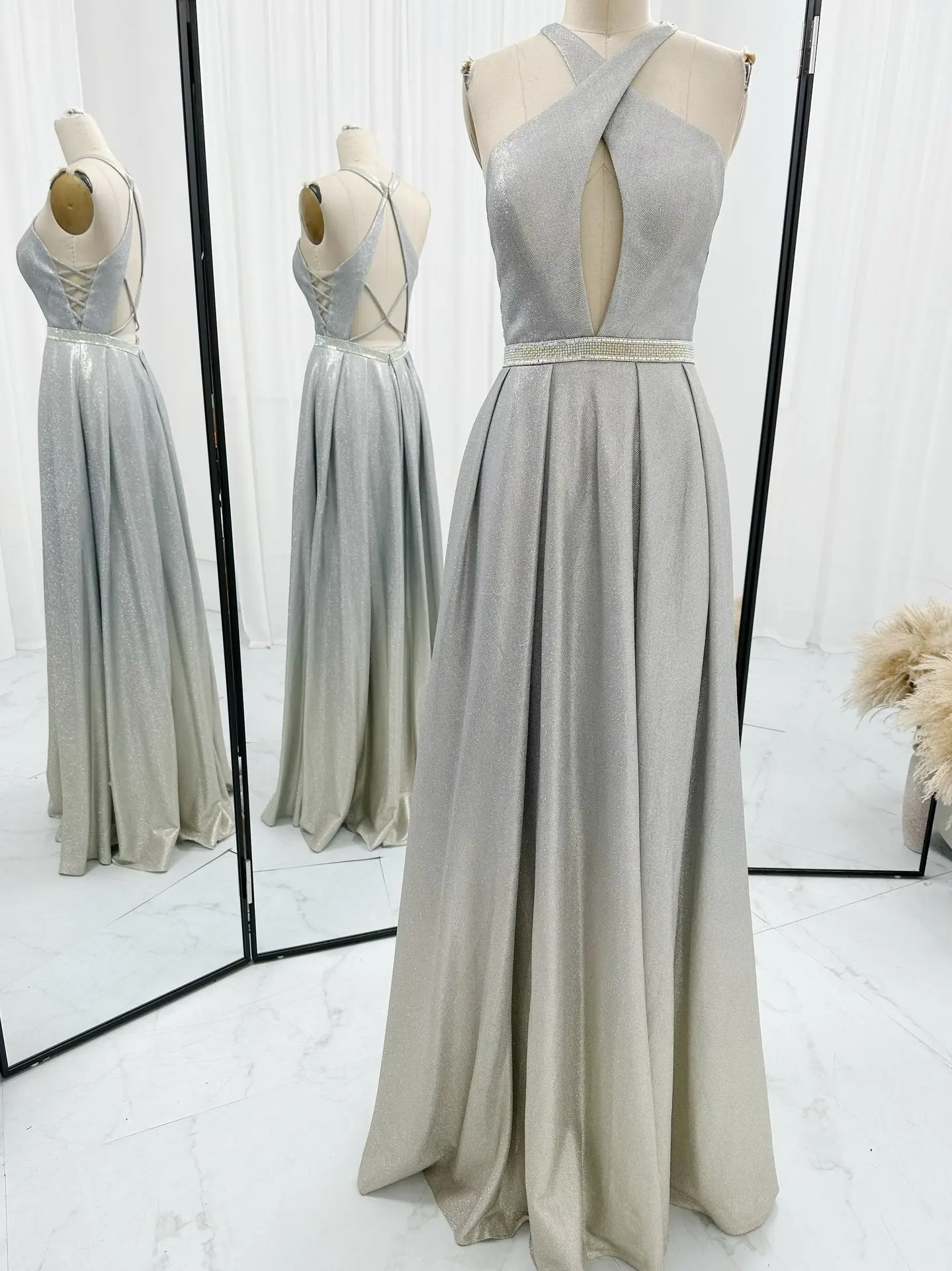 Silver Gradient Fashion Sexy Sexy Hanging Neck Reveal A -Shaped Performance Evening Dress M1524