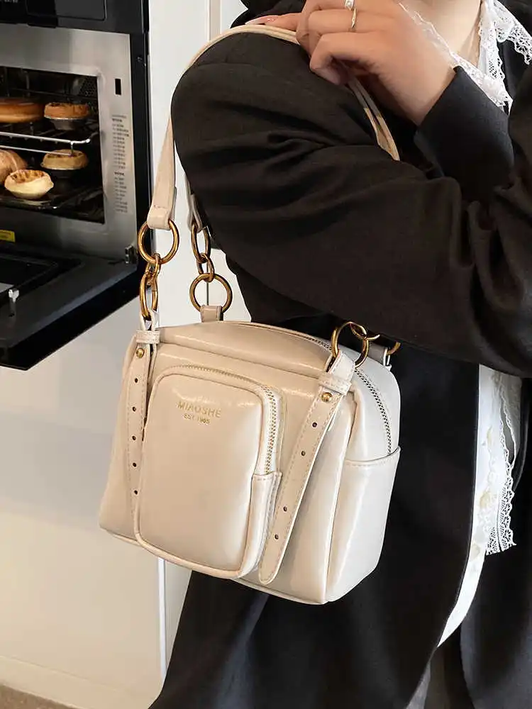 حقيبة كروس متعددة الاستخدامات بتصميم عصري جديد للنساء لربيع وصيف نمط غير رسمي تحت الإبط حقيبة صغيرة مربعة من جلد البولي يوريثان متينة باللون الأسود