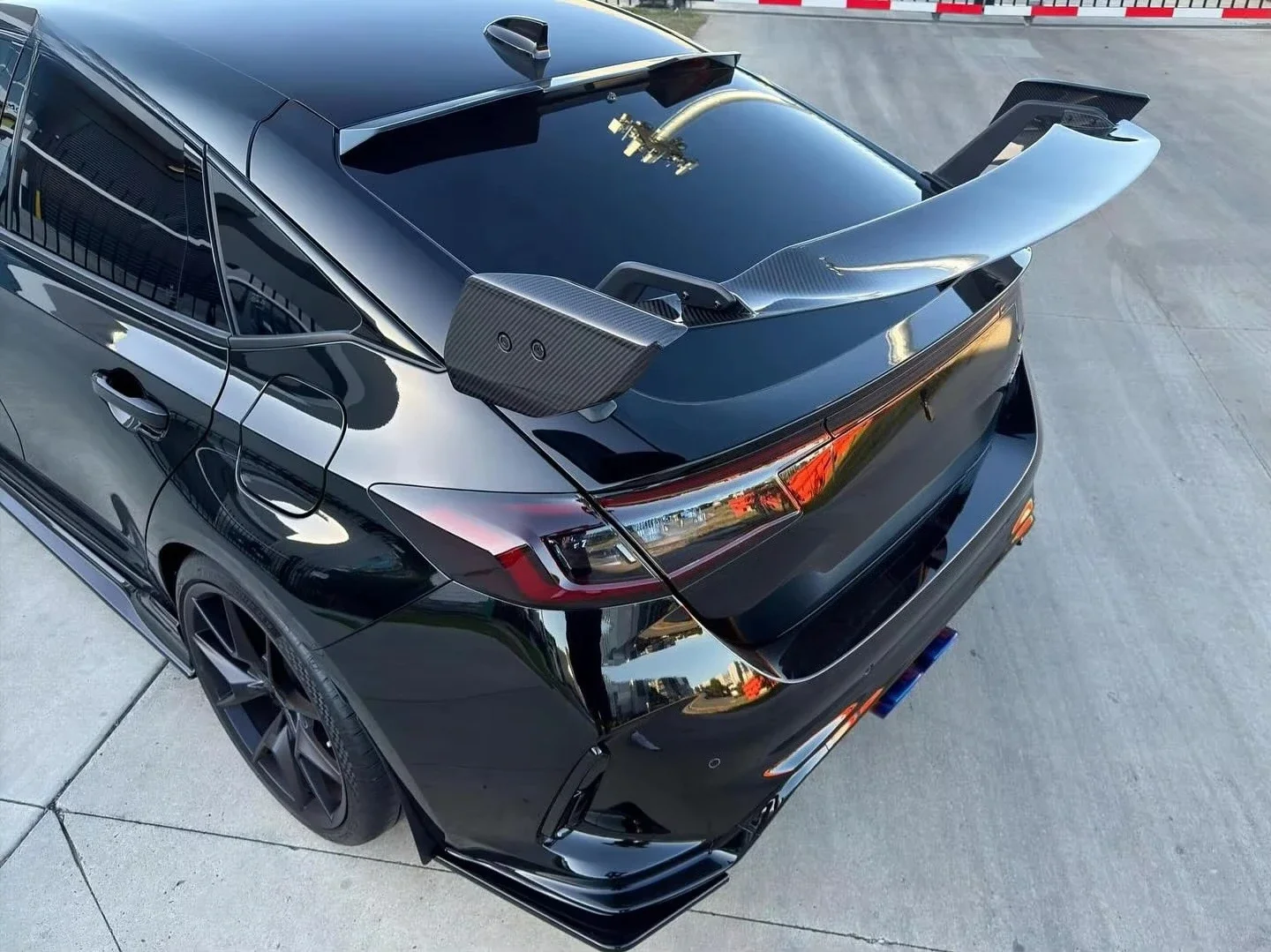 

Задний спойлер-«утиный хвост» в стиле AD для TypeR FL5, из сухого карбона, оптом