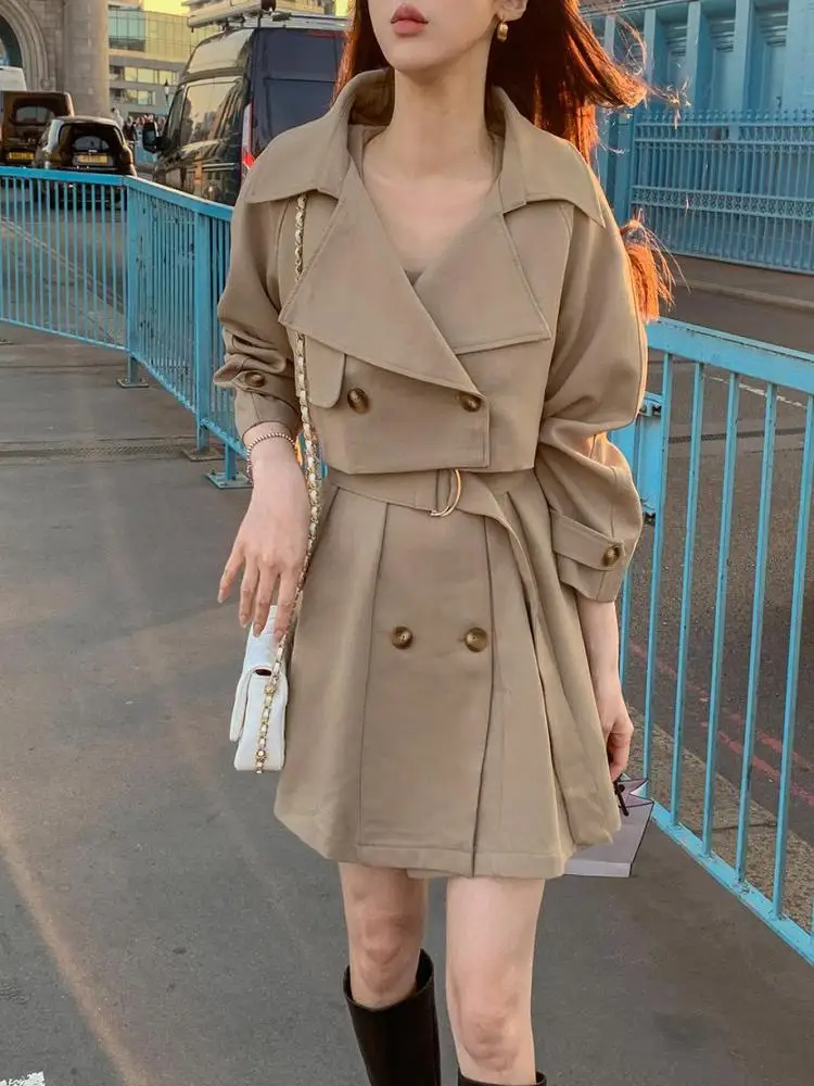 

Женский комплект: двубортное свободное пальто, жилет и короткая юбка с поясом. Модный хлопковый осенний наряд.