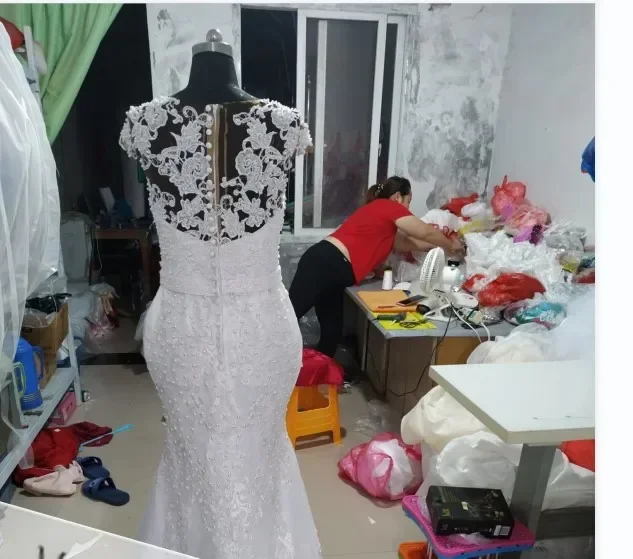 Abito da sposa personalizzato con applicazioni in pizzo con maniche ad aletta per ragazza nera con strascico staccabile Abito da sposa africano con scollo a V e perle taglie forti