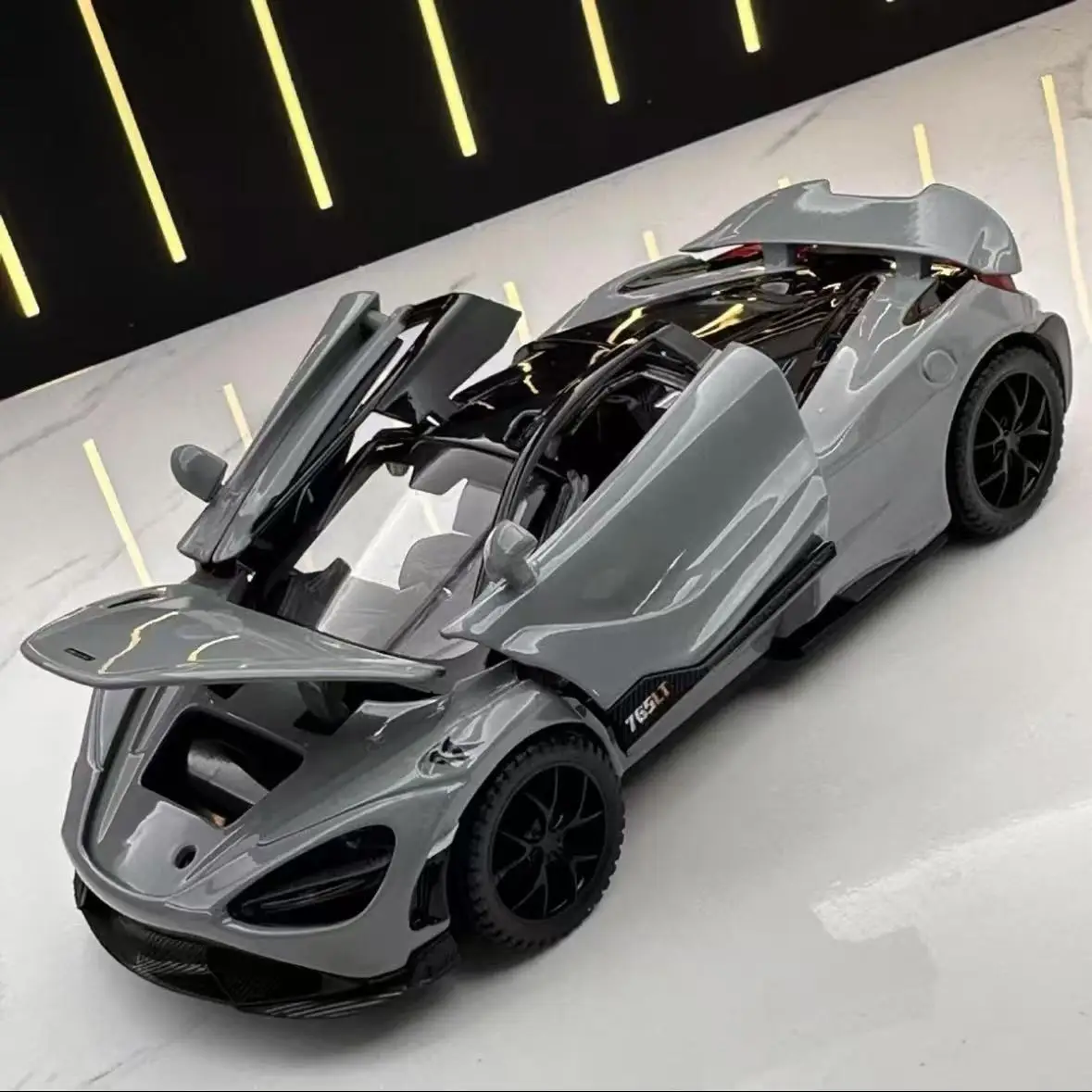 

1:32 Mcleren 765lt Имитационная модель автомобиля Металлические литья под давлением и игрушечные транспортные средства Украшение из сплава Звук Свет Металл Человек Детский подарок Игрушка для мальчика