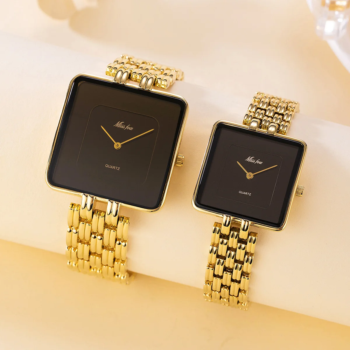 Reloj de tendencia caliente con esfera grande simple, cuarzo cuadrado dorado negro para mujeres y hombres, correa de acero, resistente al agua para mujeres y reloj