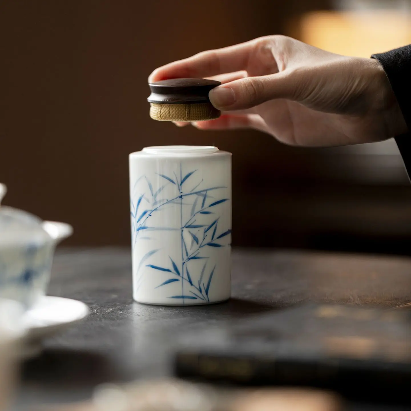 Pure Hand-Painted Blue and White Bamboo Shadow Ceramic Tea Pot Ebony Lid Sealed Portable Storage Household Warehouse Set