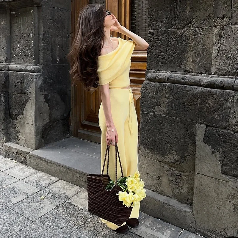 Roupas femininas 2025 verão novo estilo de um ombro amarelo topo cintura alta calças de renda terno roupas de clube Vestidos
