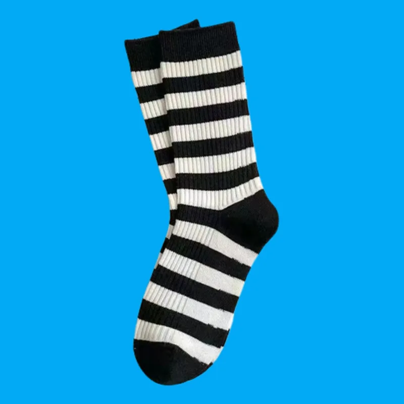 Chaussettes de sport rayées à lettres pour femmes, chaussettes athlétiques pour étudiants, chaussettes carillon assorties, tube moyen, noir et blanc, 5/10 paires