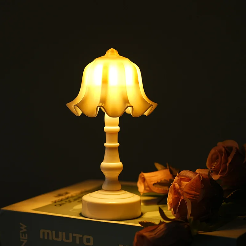 Small Table Lamp Retro LED Night Light Small Palace Lamp Bedside Bedroom Decoration Vintage Self-defense reflective flashlight