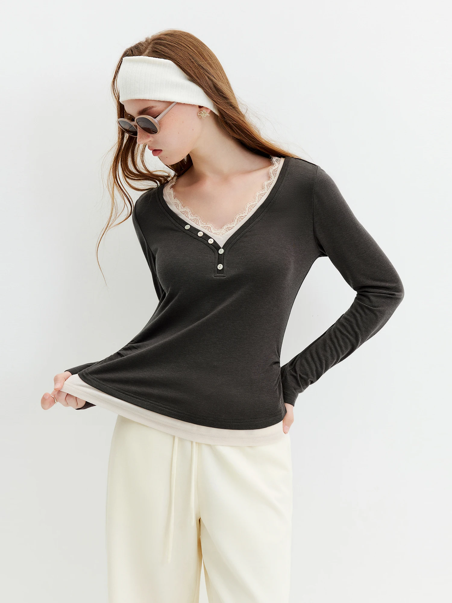 FSLE Women 2026 Autumn New Fake Two-Piece Color-Block T-Shirt Lace Trim V-Neck Button Decoration Lyocell Wool Blend Slim Fit Top